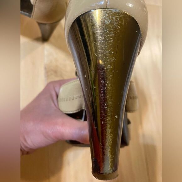 Michael Kors Berkeley T strap patent beige sandal in size 6.5 - Picture 8 of 14